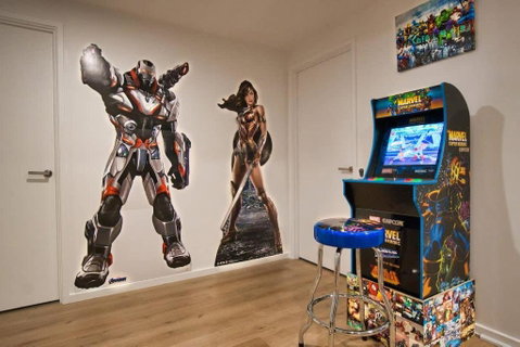 DC Vs Marvel Theme Ft Arcade Machine Pool Gym Sauna BBQ - Geraldton Accommodation 2