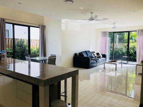 3 Bedroom Executive Luxury Beachside Townhouse - Geraldton Accommodation 0