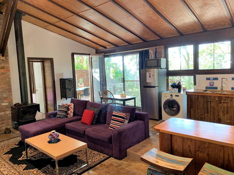 305 Montville - The Artist's Cottage - Geraldton Accommodation 0
