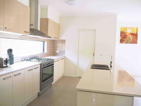 4 Bed 2 And A Half Bath Luxury Villa In Point Cook - Geraldton Accommodation 2
