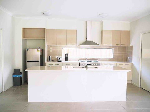 4 Bed 2 And A Half Bath Luxury Villa In Point Cook - Geraldton Accommodation 1