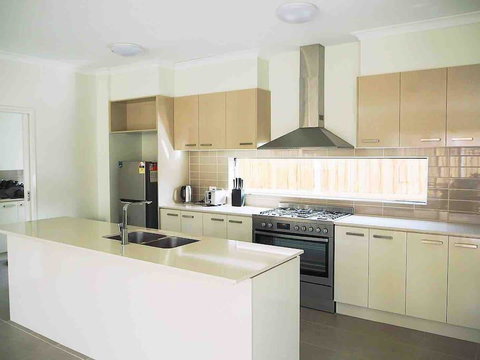 4 Bed 2 And A Half Bath Luxury Villa In Point Cook - Geraldton Accommodation 3