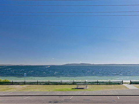 5 'Bayside' 21 Victoria Parade - Unbeatable Location And Air Conditioned - Geraldton Accommodation 0