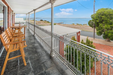 6-bed Oceanfront House With Jacuzzi, Games, Parking - Geraldton Accommodation 2