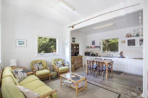 681 Murramarang Rd - Retro Beach Cottage - Geraldton Accommodation 2