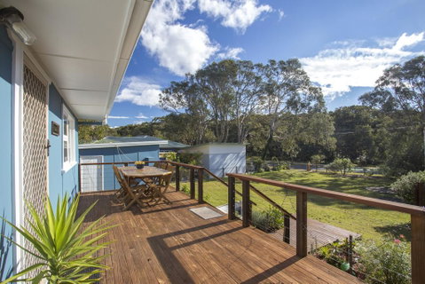 681 Murramarang Rd - Retro Beach Cottage - Geraldton Accommodation 1