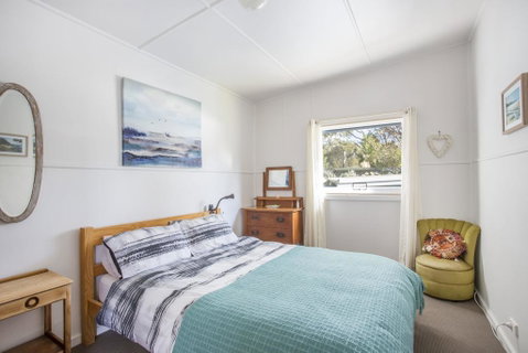 681 Murramarang Rd - Retro Beach Cottage - Geraldton Accommodation 3