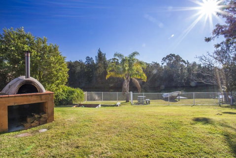 77 Lake Entrance Rd - Waterfront Wonder - Geraldton Accommodation 2