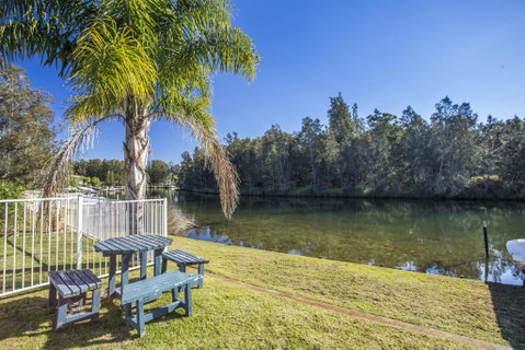 77 Lake Entrance Rd - Waterfront Wonder - Geraldton Accommodation 0