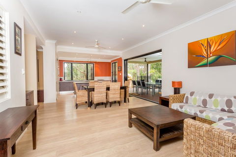 8 Ibis Court - Rainbow Shores, Swimming Pool, Walk To Beach, Executive Beach House - Geraldton Accommodation 1