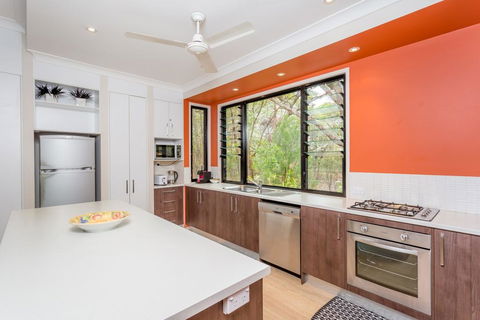 8 Ibis Court - Rainbow Shores, Swimming Pool, Walk To Beach, Executive Beach House - Geraldton Accommodation 3