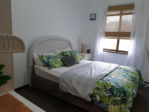 Abbey Beach Cottage - Geraldton Accommodation 2