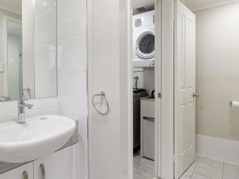 Across The Road From The Beach! - Geraldton Accommodation 1