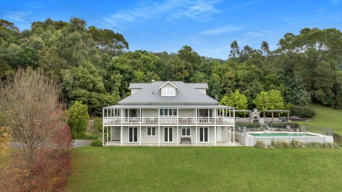 Eagles Rise - Classically Designed Country Home - Geraldton Accommodation 0