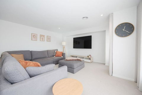 EDEN Spacious Torquay Family Escape - Geraldton Accommodation 3