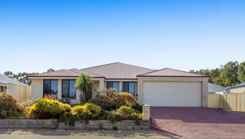 Executive Escape 4 Bedroom Home - Geraldton Accommodation 0