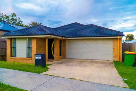 Family Home With Free Parking Close To Everything - Geraldton Accommodation 0