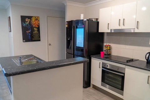 Family Home With Free Parking Close To Everything - Geraldton Accommodation 3