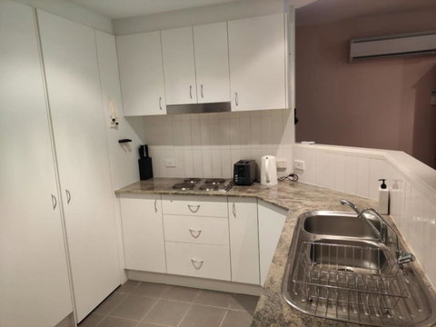 Ground Level 2BR 2BA Apartment W Courtyard - Geraldton Accommodation 3