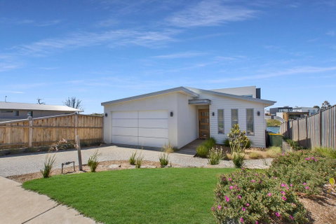 Anchored - Access To The Gippsland Lakes - Geraldton Accommodation 3