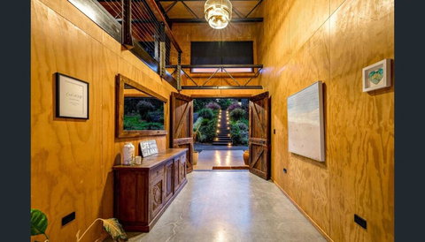 Luxury On Lake Tinaroo Lakefront Living - Geraldton Accommodation 3