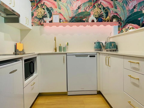 Manly Vibes - Fabulous Design With Gym, Sauna, Streaming, Right Opposite Wharf & Beach - Geraldton Accommodation 2