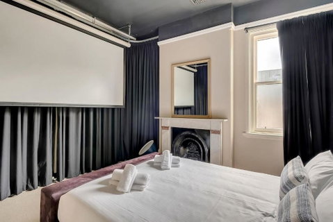 Mesmerising 3BR Home Cinema Room Spa Bath - Geraldton Accommodation 2