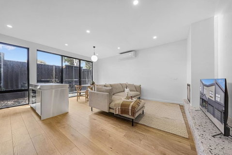 Mia-2B2B-Exceptional Style Living In Brighton East - Geraldton Accommodation 0