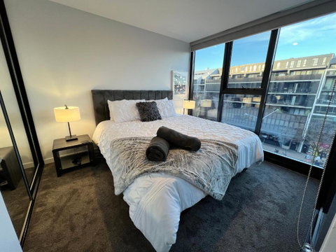 Midnight Luxe 2BR 2Bath 2Car 528 In The Heart Of Braddon Pool Sauna Gym Secure Parking Wifi Wine - Geraldton Accommodation 1