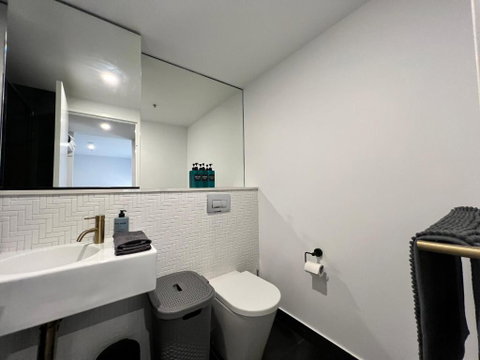 Midnight Luxe 2BR 2Bath 2Car 528 In The Heart Of Braddon Pool Sauna Gym Secure Parking Wifi Wine - Geraldton Accommodation 3