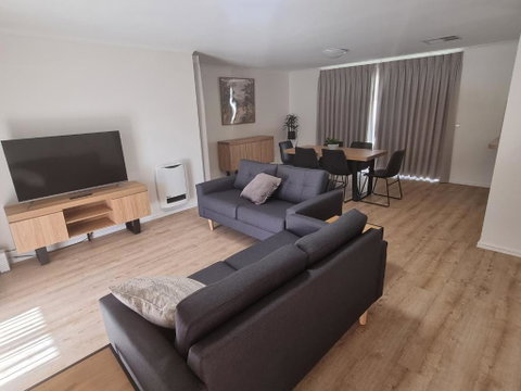 Mildura Holiday Homes - 15th Street - Geraldton Accommodation 0