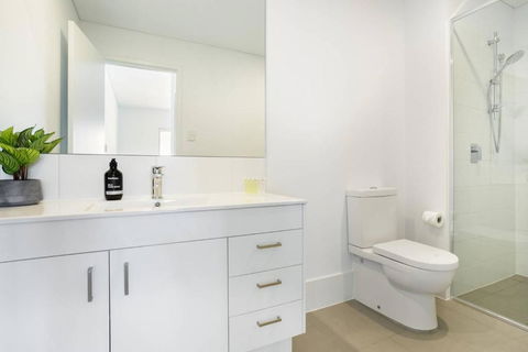Minimalist Penthouse Condo With Skyline Vistas - Geraldton Accommodation 3