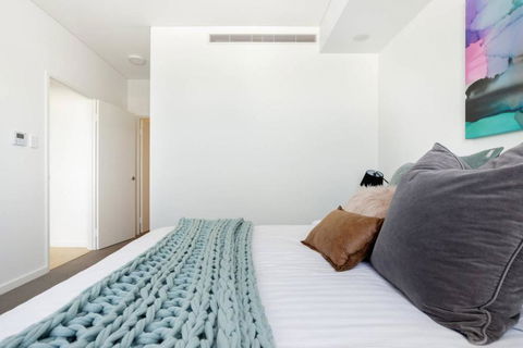 Minimalist Penthouse Condo With Skyline Vistas - Geraldton Accommodation 2