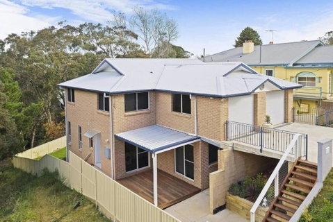 Modern 3-bedroom Katoomba Townhouse (nature View) - Geraldton Accommodation 0