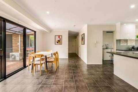 Modern Comfort Retreat 4Bed Cozy Haven W Pool - Geraldton Accommodation 0