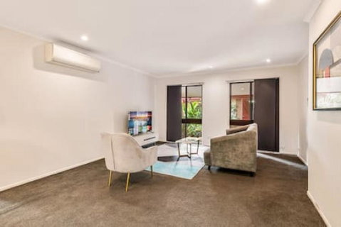 Modern Comfort Retreat 4Bed Cozy Haven W Pool - Geraldton Accommodation 1