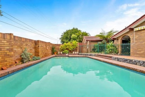 Modern Comfort Retreat 4Bed Cozy Haven W Pool - Geraldton Accommodation 2
