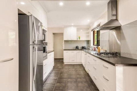 Modern Comfort Retreat 4Bed Cozy Haven W Pool - Geraldton Accommodation 3