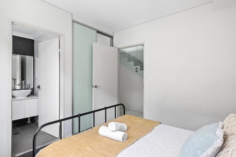 Modern Ensuite Queen Room - Serene Spot At Revesby - Geraldton Accommodation 1