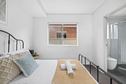 Modern Ensuite Queen Room - Serene Spot At Revesby - Geraldton Accommodation 2