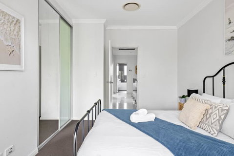 Modern Ensuite Queen Room - Serene Spot At Revesby - Geraldton Accommodation 3