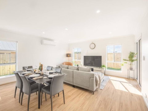 Modern Family Retreat In Premier GreenbankLocation - Geraldton Accommodation 1