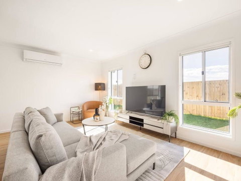 Modern Family Retreat In Premier GreenbankLocation - Geraldton Accommodation 2