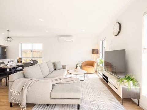 Modern Family Retreat In Premier GreenbankLocation - Geraldton Accommodation 3