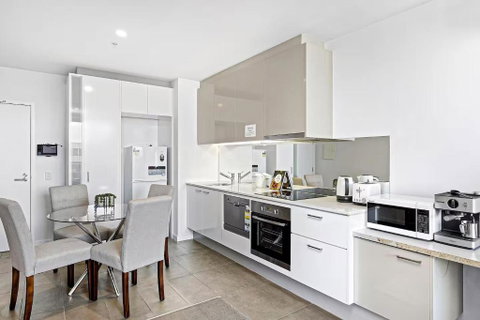 Modern One-bedroom Apt In The Heart Of Melbourne - Geraldton Accommodation 1