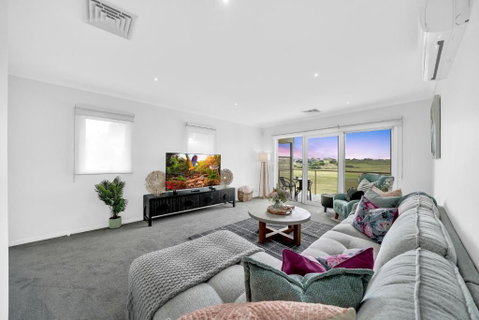 Moeshells Retreat By The Golf Course With Hollywood Mirror And PS4 - Geraldton Accommodation 0