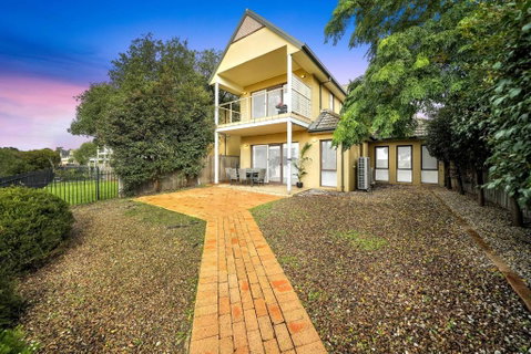 Moeshells Retreat By The Golf Course With Hollywood Mirror And PS4 - Geraldton Accommodation 2