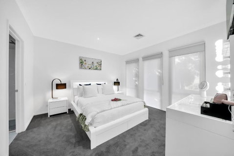Moeshells Retreat By The Golf Course With Hollywood Mirror And PS4 - Geraldton Accommodation 3