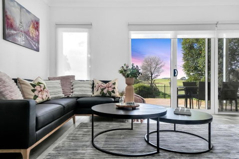 Moeshells Retreat By The Golf Course With Hollywood Mirror And PS4 - Geraldton Accommodation 1