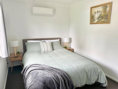 Mountain Views, Spa Bath, Pet Friendly, Near Zoo! - Geraldton Accommodation 1